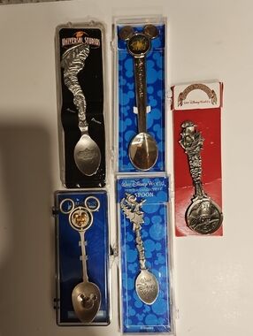 DISNEY (4) COLLECTIBLE SPOONS (1) UNIVERSAL STUDIOS SPOON